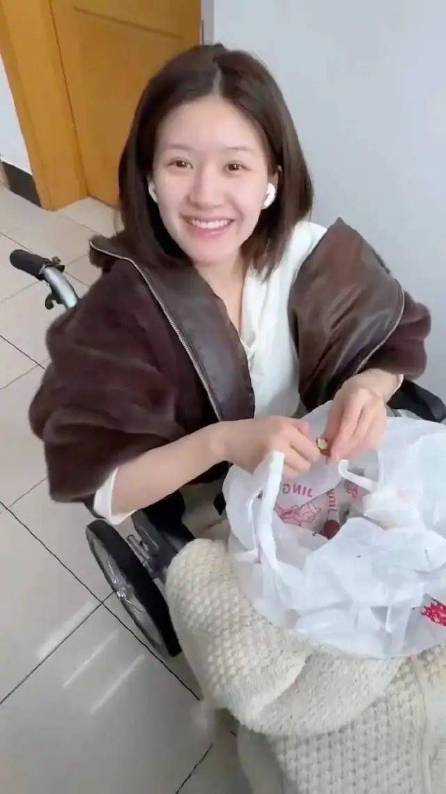 泪目！赵露思病后首度公开露面，网友：好心疼