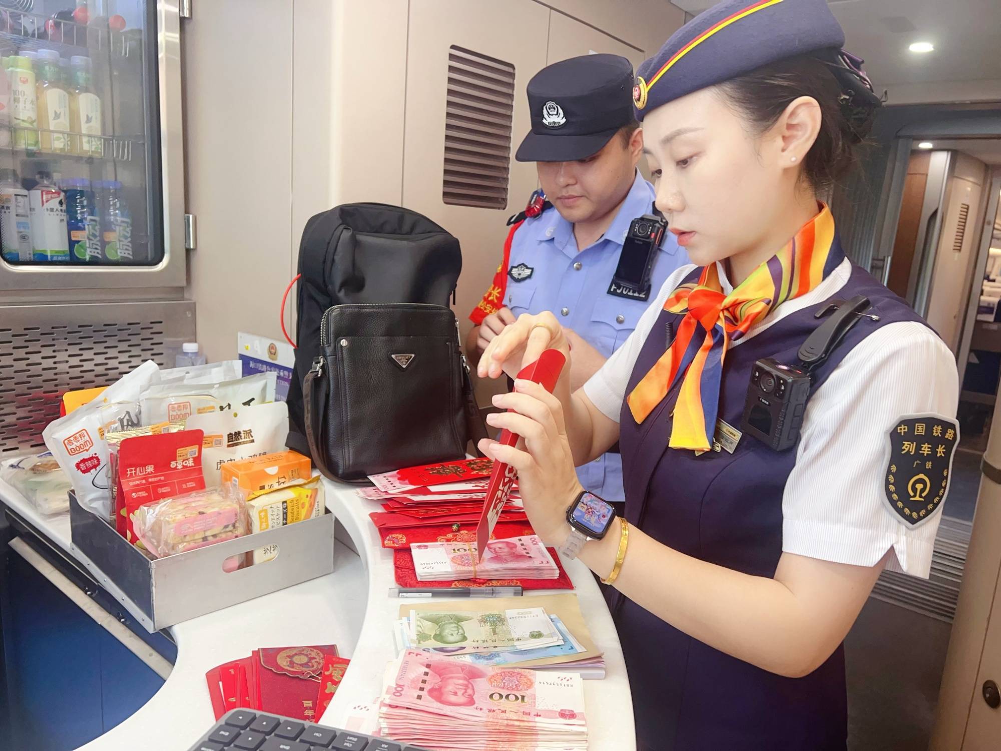 装有三万多元现金的背包不慎遗落 列车长帮助寻回