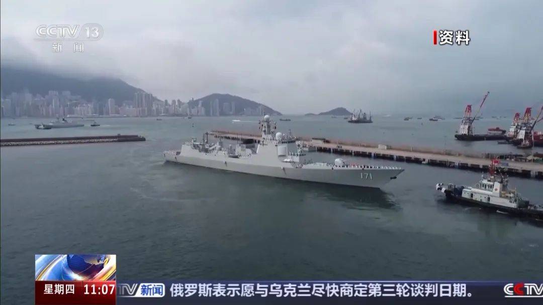山东舰到访香港，歼-15T首次在航母甲板对公众开放