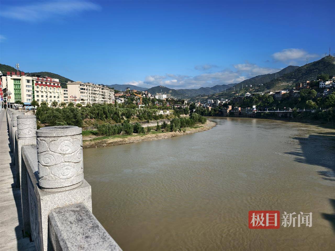 婚礼当天跳河男子已找到，家属：在大桥下游上百米处发现遗体，定制婚服上有新郎的名字