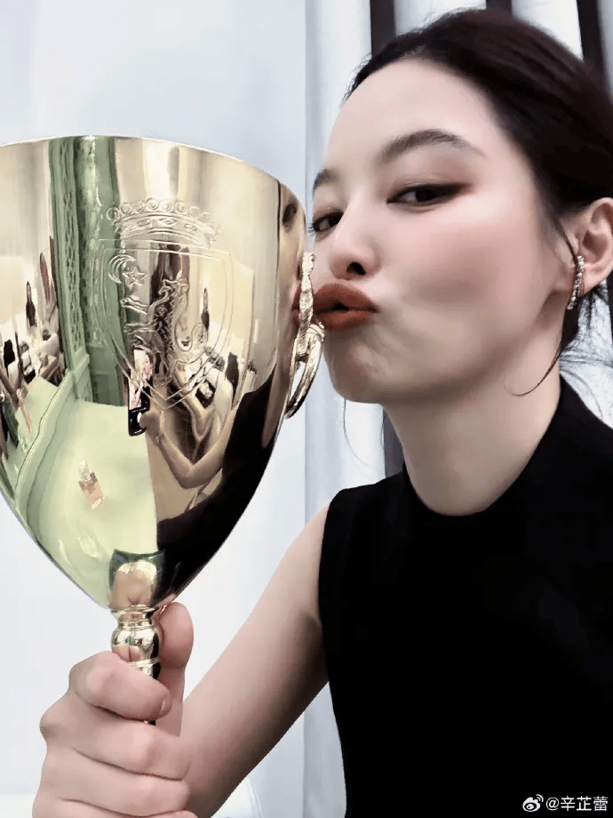 辛芷蕾回老家鹤岗狂炫烧烤小串，满桌硬货滋滋冒油，网友：隔着屏幕流口水