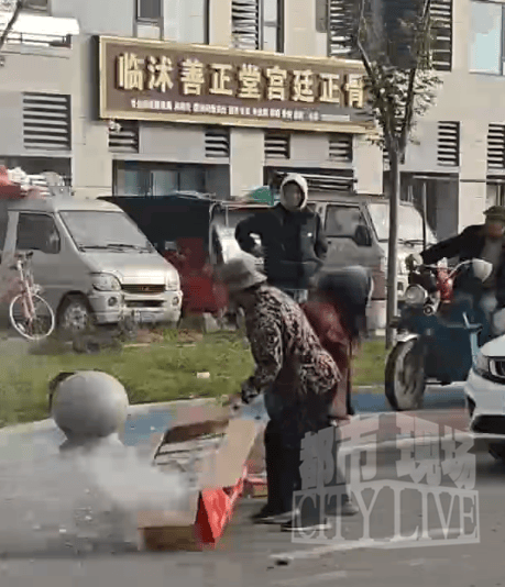 新人结婚放迎亲烟花,两位老人在燃放过程中争抢纸壳 ;目击者:现场火星四溅,老人无视危险