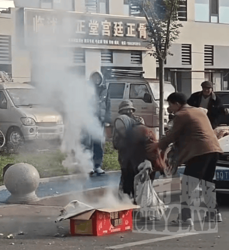 新人结婚放迎亲烟花,两位老人在燃放过程中争抢纸壳 ;目击者:现场火星四溅,老人无视危险