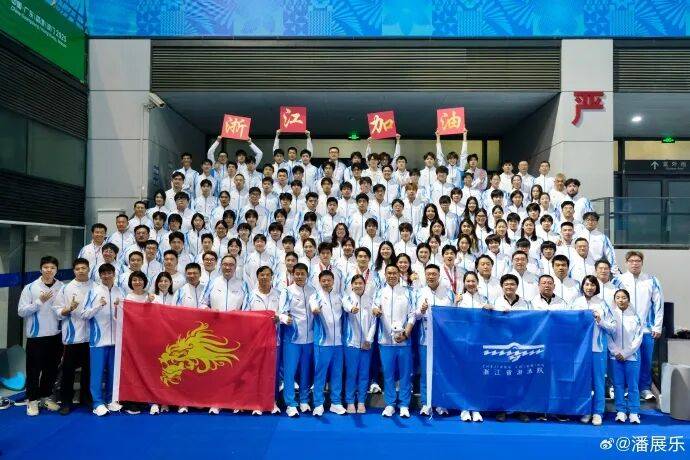 潘展乐晒“一大床大湾鸡”，身穿彩色小衣服萌态十足