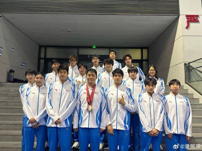 潘展乐晒“一大床大湾鸡”，身穿彩色小衣服萌态十足