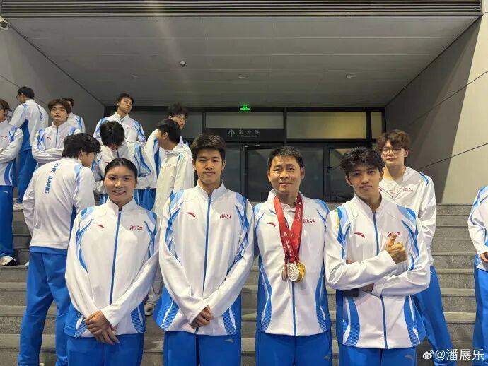 潘展乐晒“一大床大湾鸡”，身穿彩色小衣服萌态十足