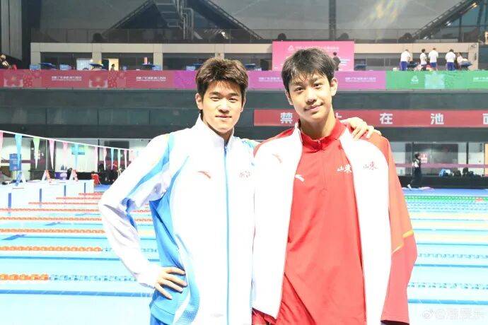 潘展乐晒“一大床大湾鸡”，身穿彩色小衣服萌态十足