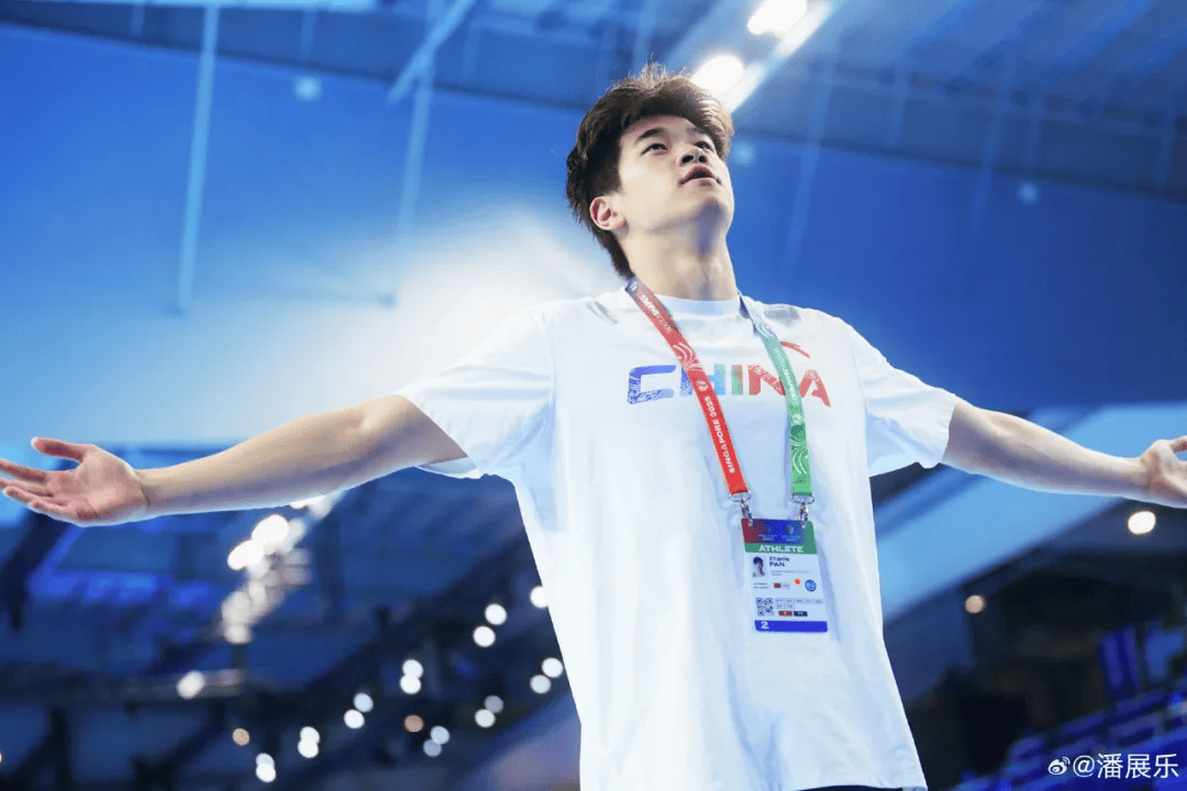 潘展乐晒“一大床大湾鸡”，身穿彩色小衣服萌态十足