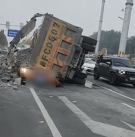 烟台一渣土车侧翻压死女老师,遇难者家属讲述: 学生纷纷悼念,肇事车经改装严重超载