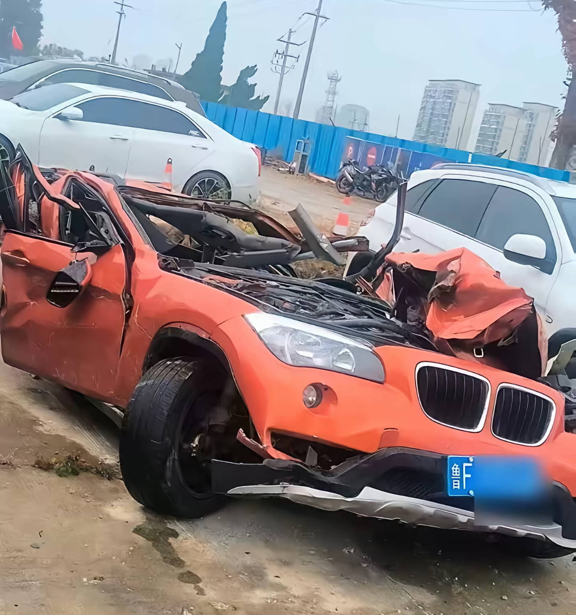 烟台一渣土车侧翻压死女老师,遇难者家属讲述: 学生纷纷悼念,肇事车经改装严重超载